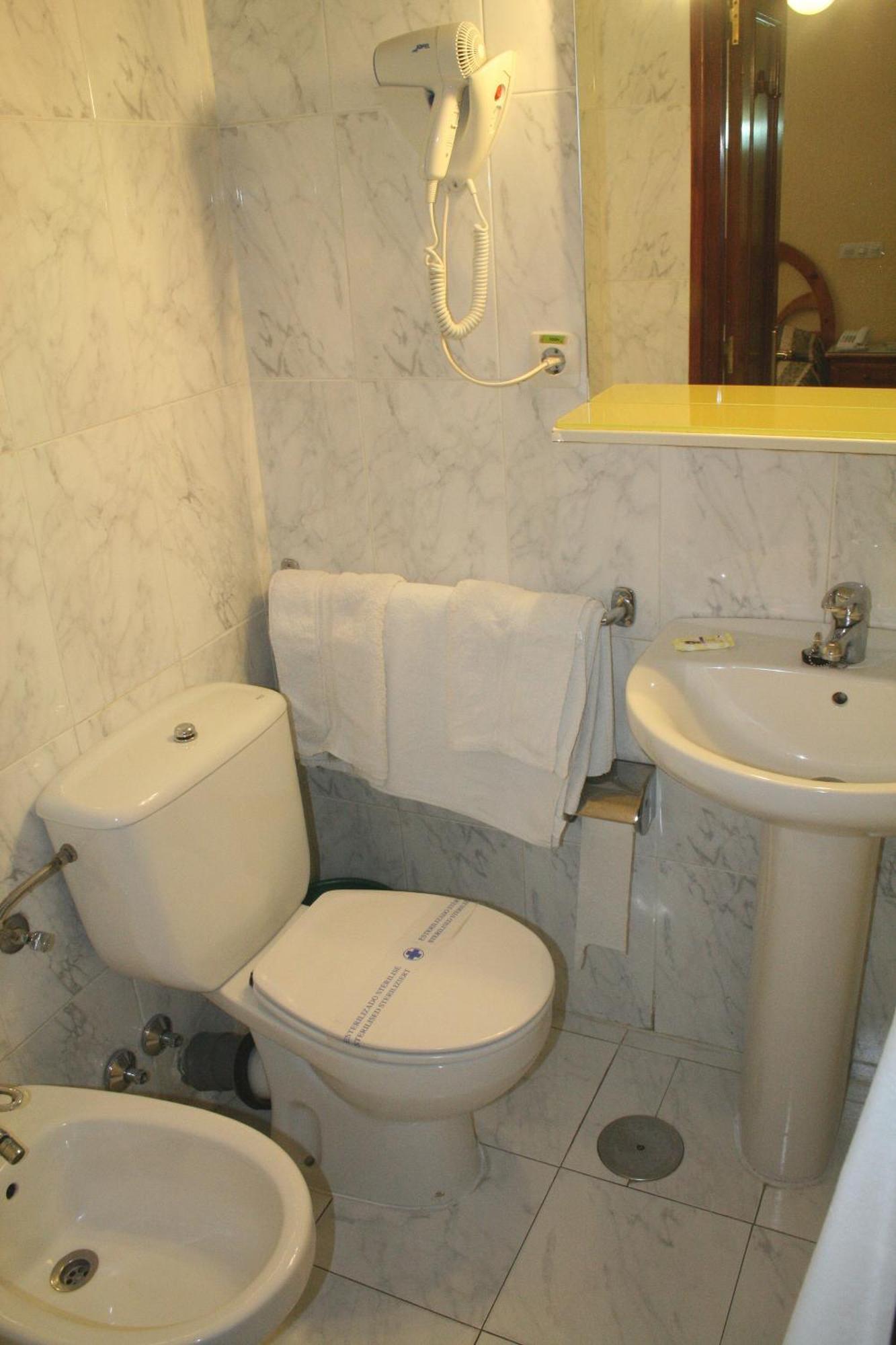 Hostal La Perla Asturiana มาดริด ภายนอก รูปภาพ