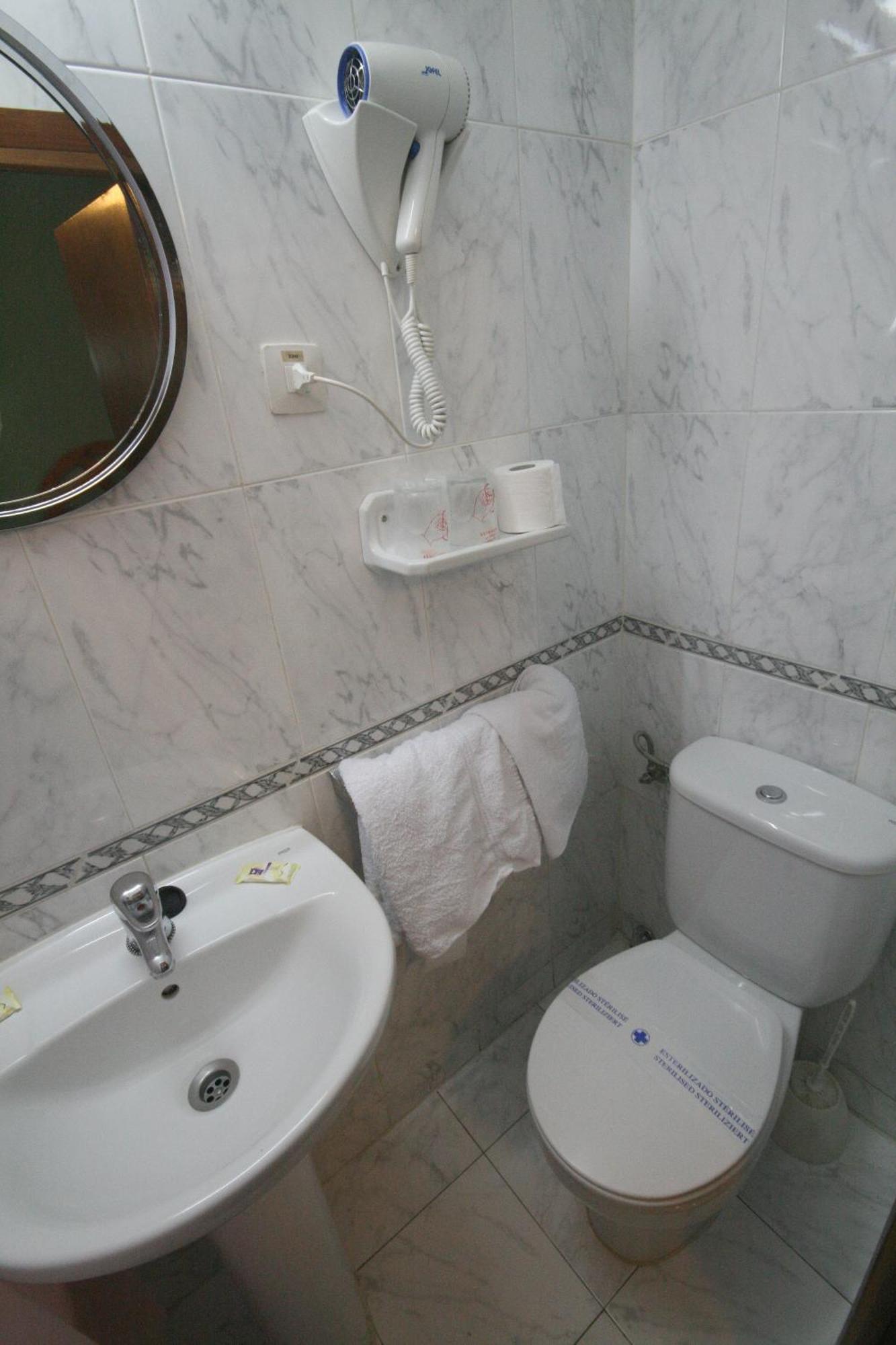 Hostal La Perla Asturiana มาดริด ภายนอก รูปภาพ