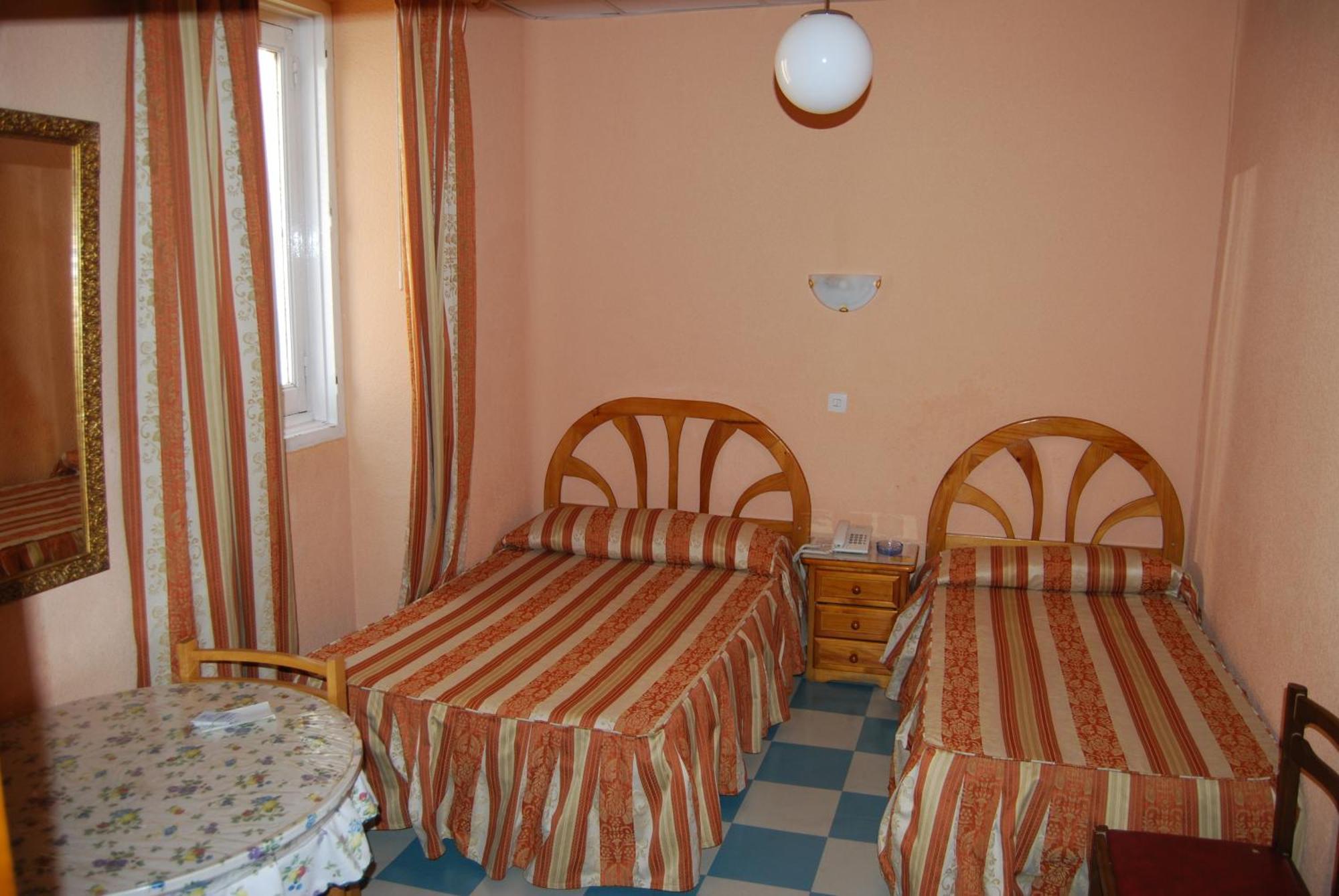 Hostal La Perla Asturiana มาดริด ภายนอก รูปภาพ
