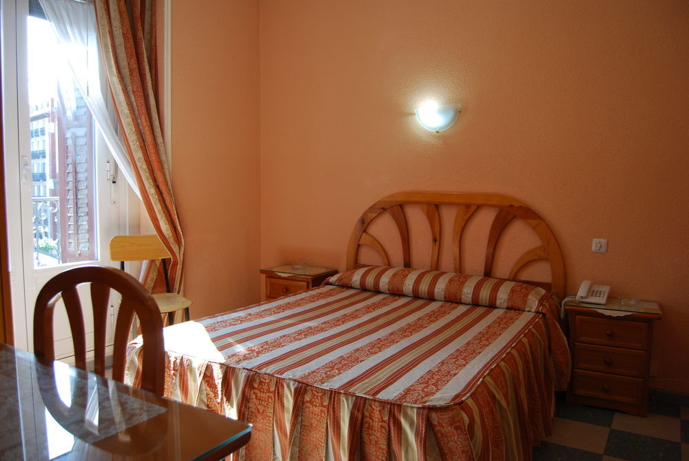 Hostal La Perla Asturiana มาดริด ภายนอก รูปภาพ