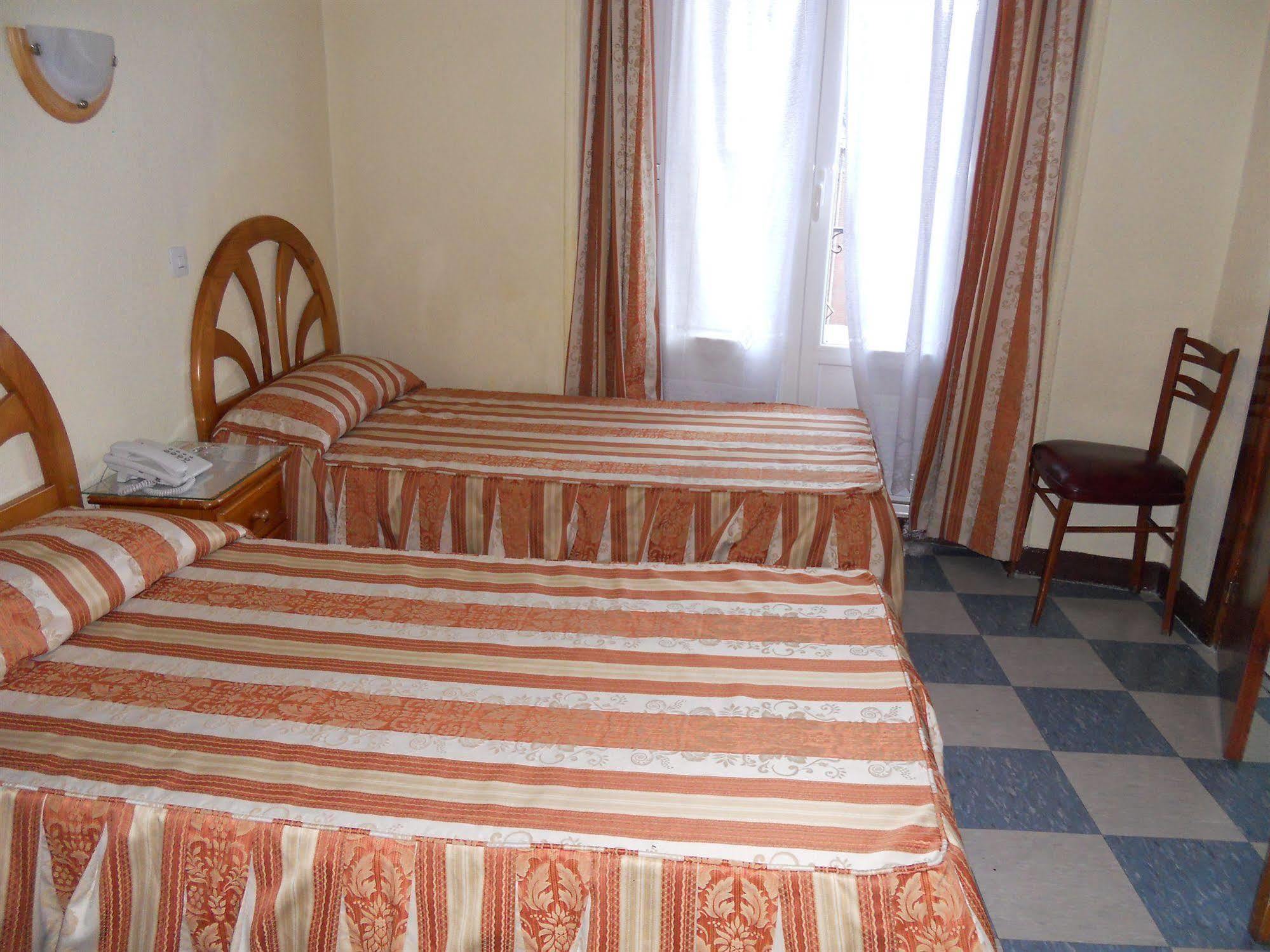Hostal La Perla Asturiana มาดริด ภายนอก รูปภาพ