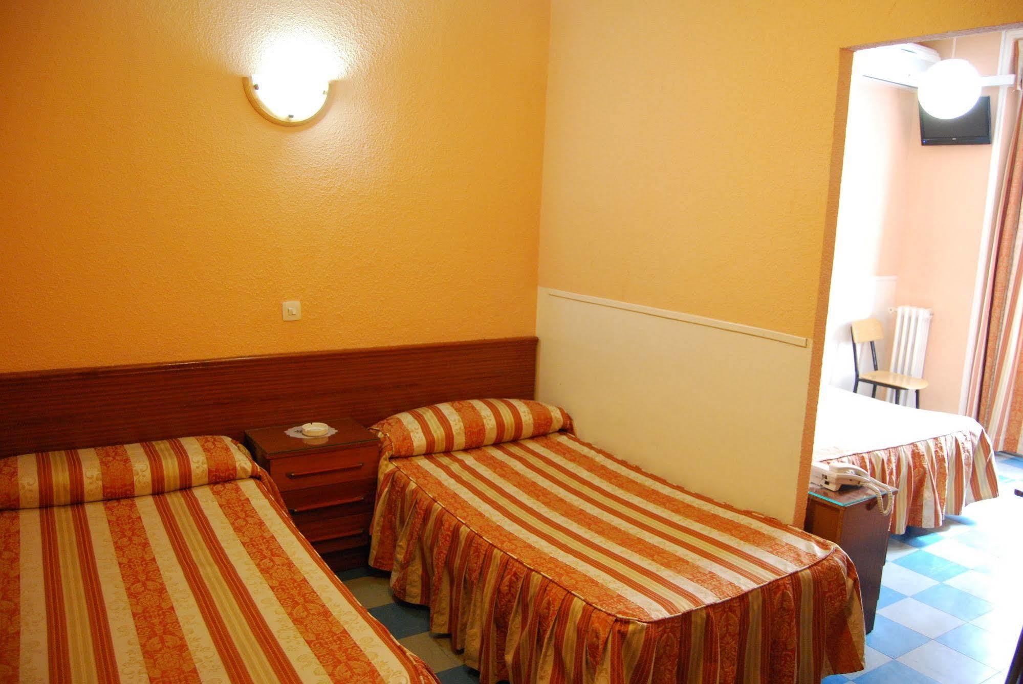 Hostal La Perla Asturiana มาดริด ภายนอก รูปภาพ