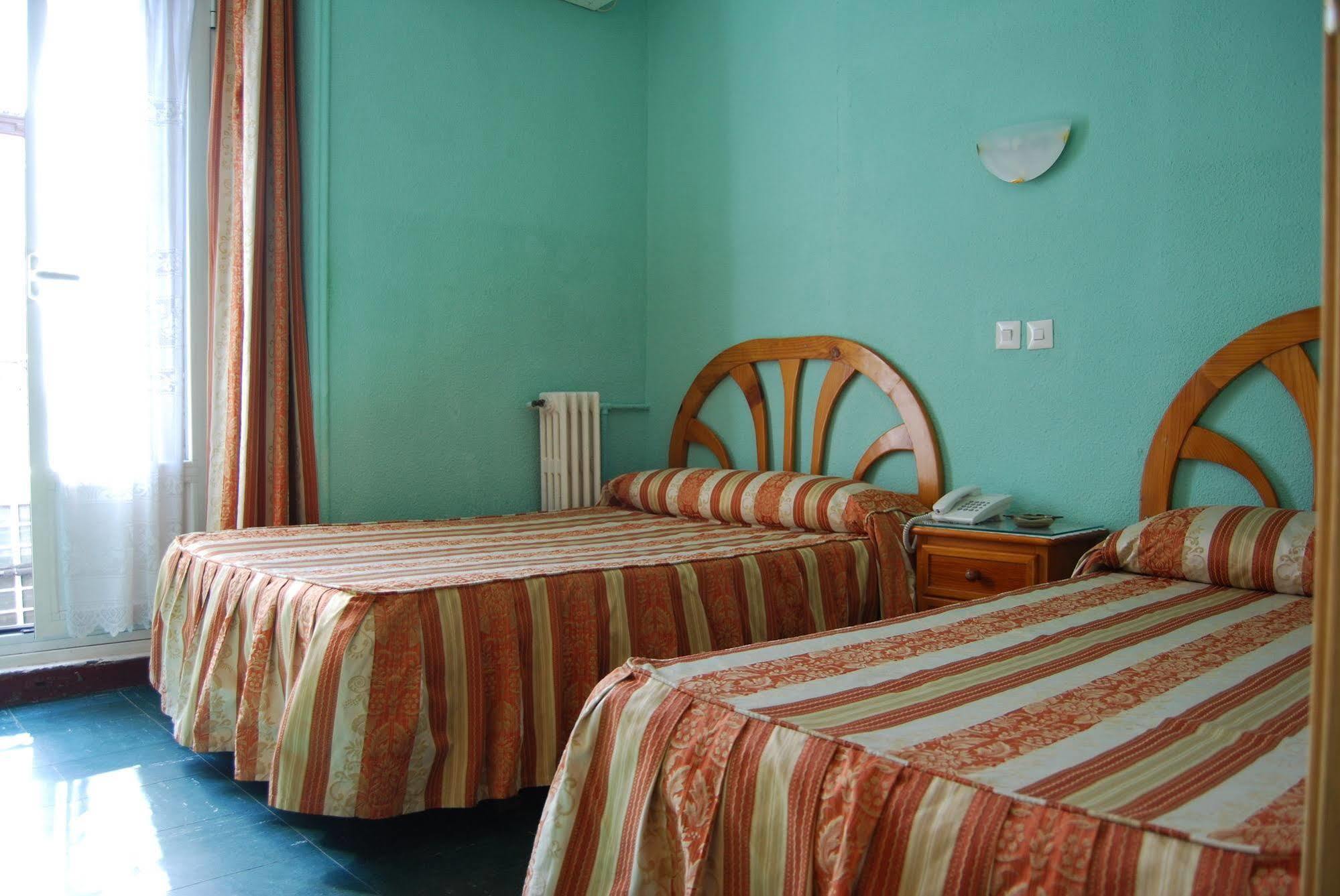 Hostal La Perla Asturiana มาดริด ภายนอก รูปภาพ